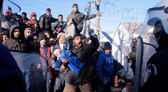 Бежанци блокираха центъра на Атина