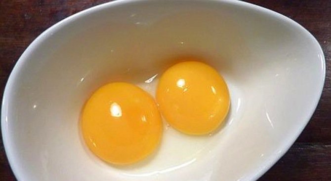 Какво означава цветът на жълтъка на яйцата