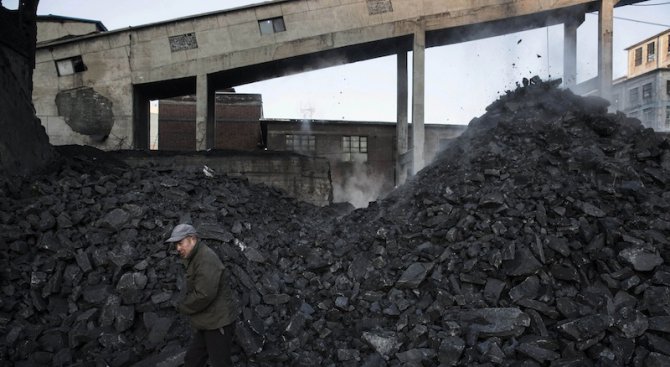 Незаконен склад за въглища разкриха в Перник