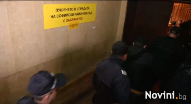 Оковани във вериги доведоха в съда биячите от Околовръстното, оставиха ги в ареста (обновена+видео)
