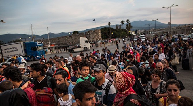 Бежанците на гръцко-македонската граница протестираха с песни