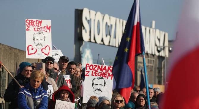 Хиляди поляци покрепиха Лех Валенса (снимки+видео)