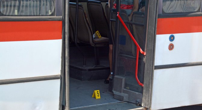 Кондуктор спря неуправляем автобус, спаси пътниците и припадналия шофьор