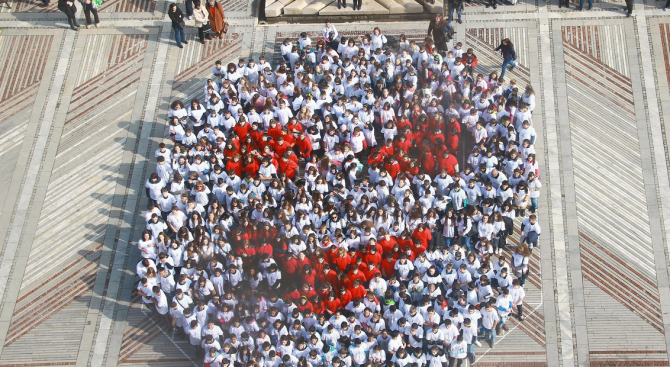 Направиха жива мартеница-усмивка във Видин (снимки)