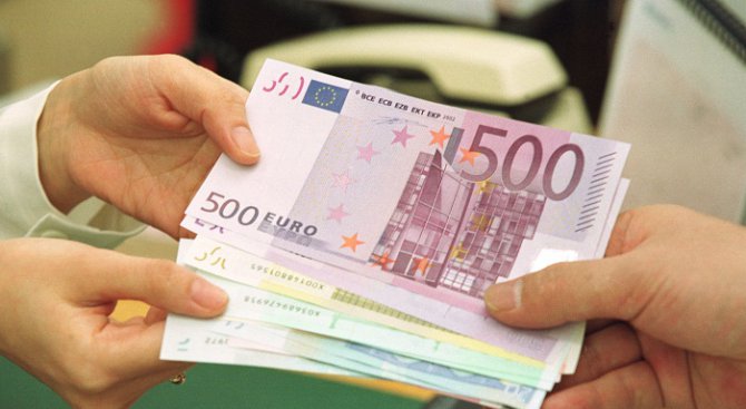 Задържаха данъчна служителка с подкуп от 1000 евро