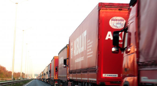 Камионите с български помощи за гръцките мигранти вече е в Гърция