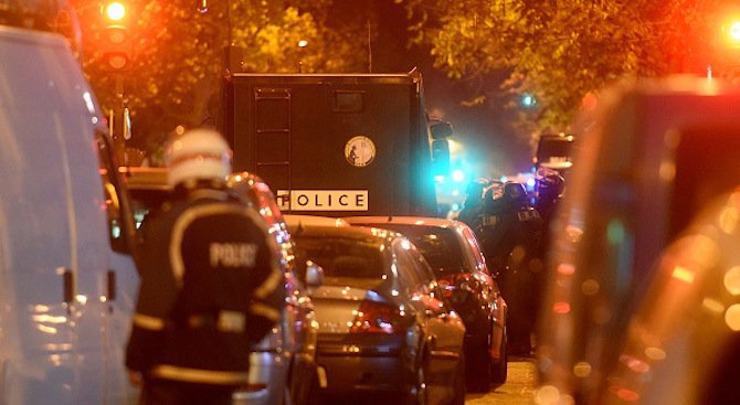 Две тийнейджърки заплашиха да нападнат една от концертните зали в Париж, арестуваха ги