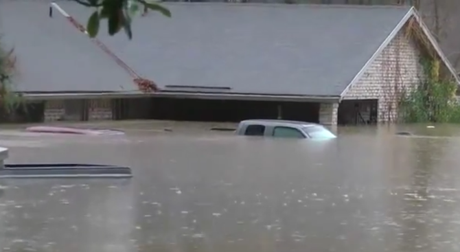 Хиляди бяха евакуирани заради наводненията в Луизиана (видео)