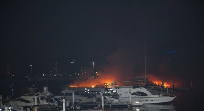 Пожар изпепели луксозни яхти в Абу Даби (видео)