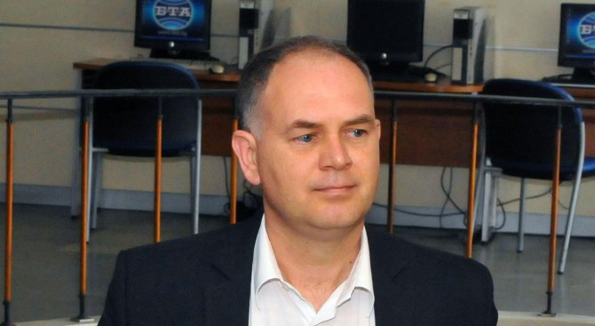 Рискова валутна експозиция на колегата Илия Илиев, предупреди го Кадиев