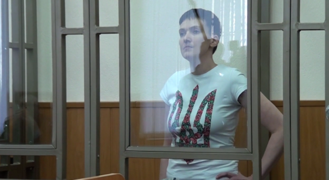 Украинката Надежда Савченко размаха среден пръст в съдебна зала в Русия (снимка+видео)