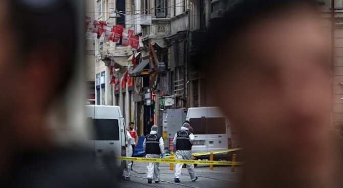 Атентат окървави центъра на Истанбул (обновена+снимки+видео)