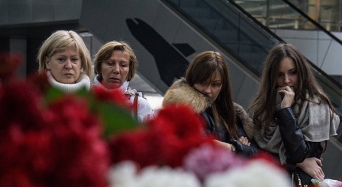 Дават по 1 млн. рубли на семействата на загиналите при самолетната катастрофа в Русия