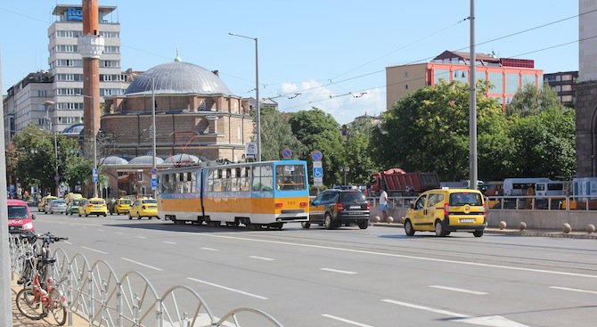 Изоставен куфар обърка транспорта в София