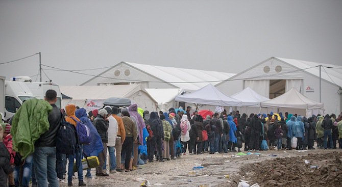 Краста и шарка плъзнаха в бежански лагер в Македония