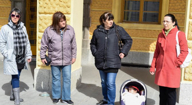 Лични асистенти и родители на деца с увреждания протестираха в Сливен (снимки)
