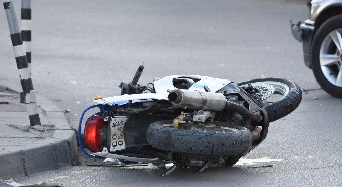 Моторист без книжка е с опасност за живота след тежка катастрофа