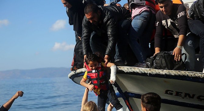 Над 900 мигранти бяха спасени при операции в Сицилийския пролив