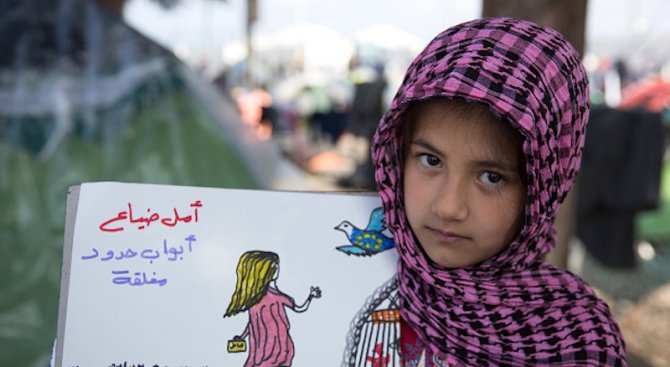 Момиченце разказа в рисунки как се е спасило от ада на Ислямска държава (снимки)