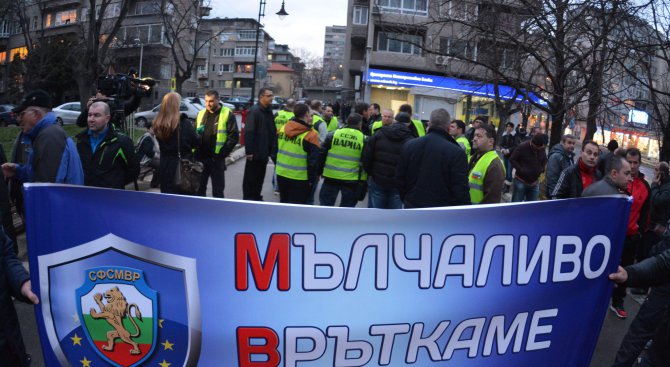 Полицаи излязоха на протест в София, Пловдив, Плевен и Кърджали (обновена)