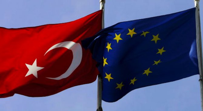 Турция шантажира ЕС, смята Марин льо Пен