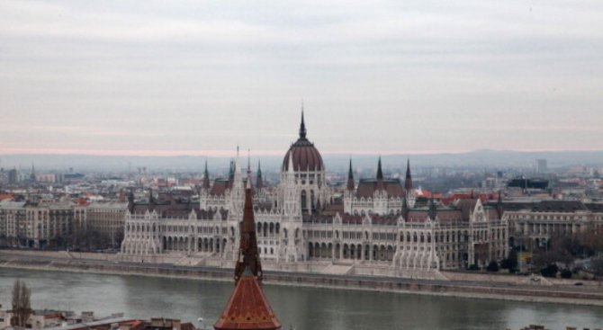 Унгарските учители излязоха на протест срещу правителствени реформи