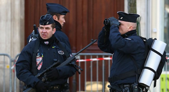 Задържаха четирима, заподозрени в планиране на атентат в Париж
