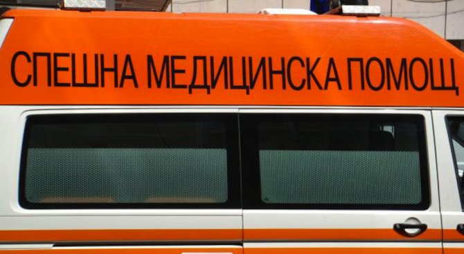 Автокран се обърна край Бургас, затиснат е човек