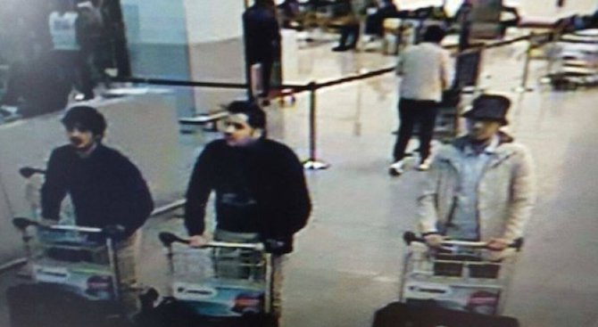Намериха две леви ръкавици със следи от експлозиви край белгийското летище &quot;Шарлероа&quot;