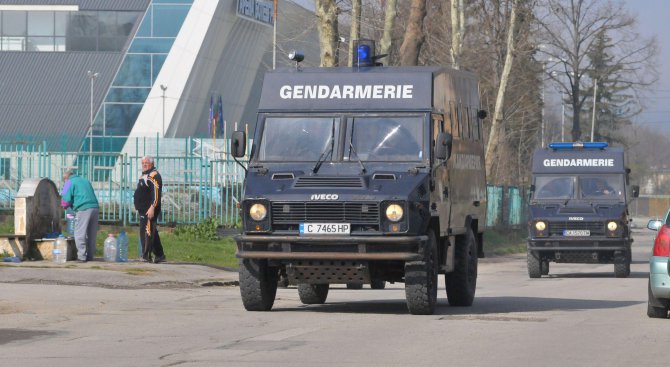 Напрежение между жители на Ботевград и жандармеристи (видео)