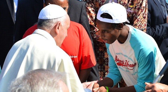 Папата изми краката на мигранти и заяви, че всички сме братя
