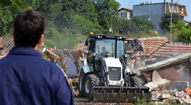 Събарят незаконни постройки в циганската махала в Благоевград