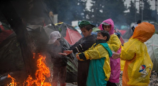 Въшки и краста сред децата бежанци в Идомени