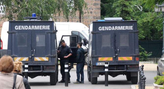 Задържаха двама охранители в Кърджали, пребили 47-годишен мъж с метална палка