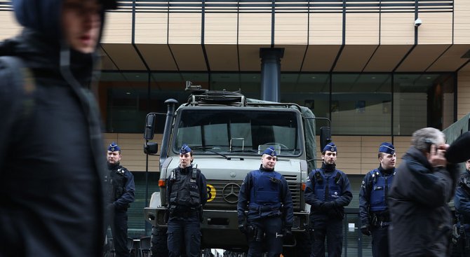 Заплаха за бомба затвори белгийска ЖП гара (обновена)