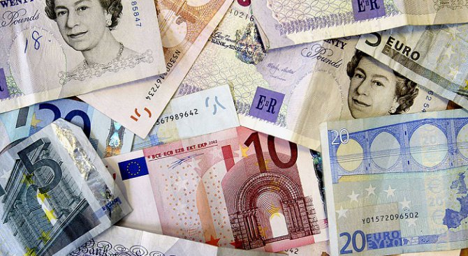Данъчните ще проверяват банковите сметки на гърците в чужбина