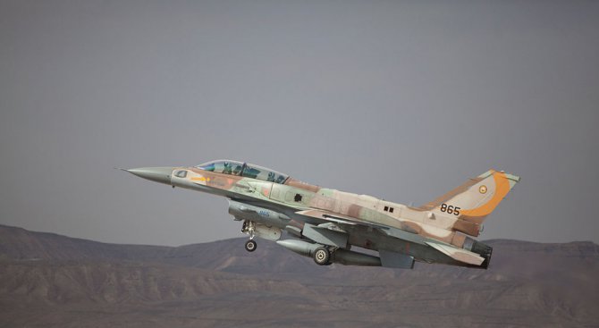 Израелски изтребители съпровождаха отвлечения самолет