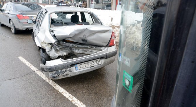 Кола и автобус на градския транспорт катастрофириха в София
