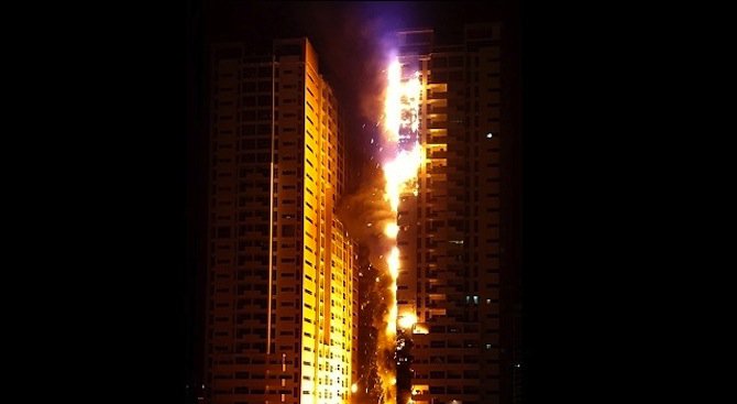 Огромен пожар избухна в жилищна сграда в ОАЕ (видео)