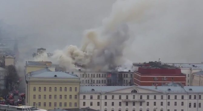 Пожар избухна в сградата на руското министерство на отбраната (видео)