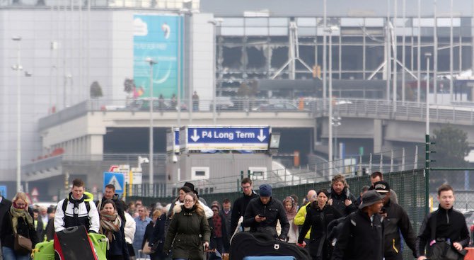 Поне 50 души от персонала на летището в Брюксел аплодирали атентатите