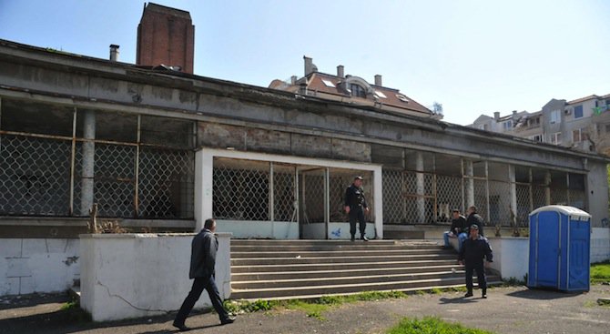 Скелет е открит до училище в Бургас (снимки)
