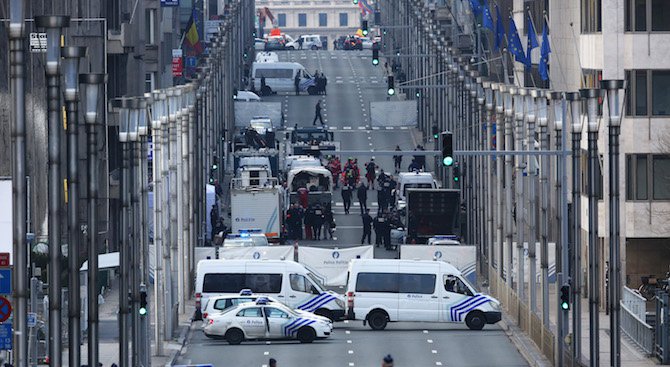Арести в Брюксел, спипаха последния издирван за атентатите в Париж терорист (обновена+видео)