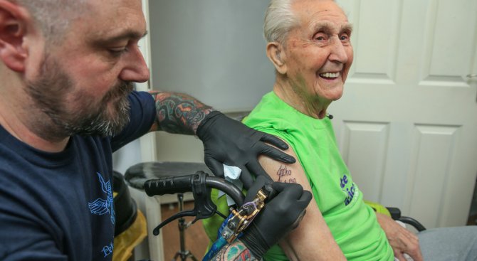 Дядо си подари татуировка за 104-ия рожден ден