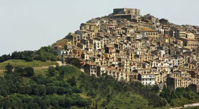 Как се развива италианският град, който продава къщи по 1 евро?