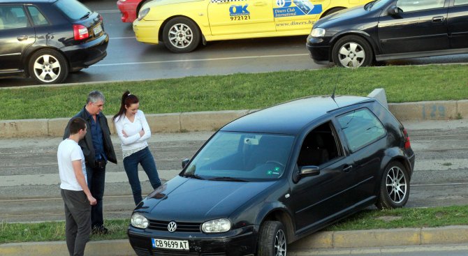 Катастрофа затапи кръстовище в центъра на София (снимки)