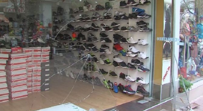 Мъж изпотроши витрините на магазини в Пазарджик