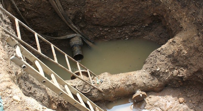 Опасен изкоп с гореща вода застрашава децата в Русе