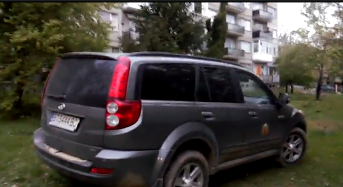 Шефът на Горското във Велико Търново паркира автомобила си в тревни площи