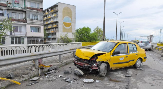 Тежка катастрофа във Враца - петима са в болница (галерия)